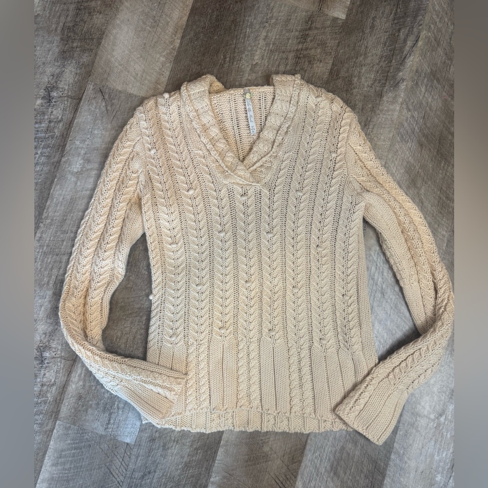 Leo & Nicole size MEDIUM cotton sweater, pattern detail with folded v-neck